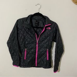 The north face black pink thermoball quilted full zip jacket size medium 10/12
